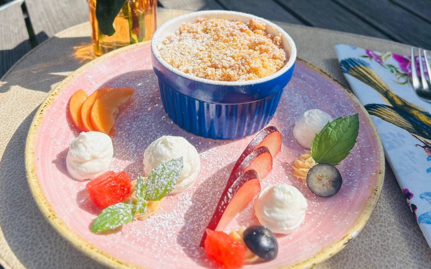 Beim Testsieger-Food-Festival sorgt die Alte Rader Schule für ein Birnencrumble mit fluffigem Vanille-Espuma / ©Alte Rader Schule