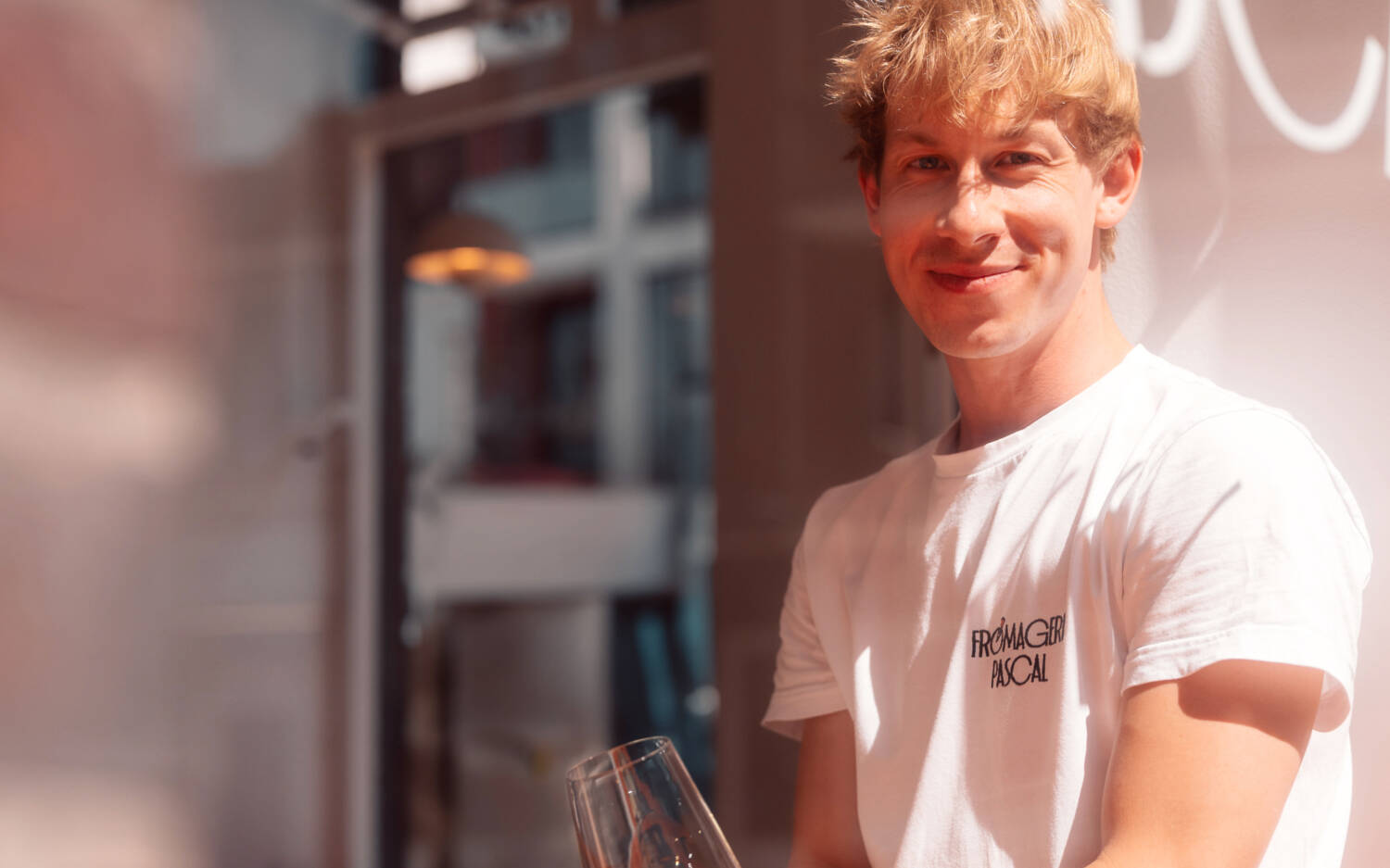 Bereits mit zehn Jahren steht Pascal Eggers in der Hofkäserei Backensholz und verarbeitet Milch / ©Andreas Behr