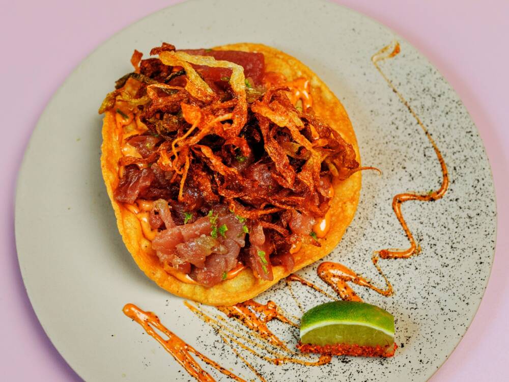„Birria Tacos aus Rinderbrust und Rinderbäckchen in Chili Marinade, Zwiebeln, Koriander und Limette“ (das Bild dient nur zur Veranschaulichung) / ©Julia Schumacher