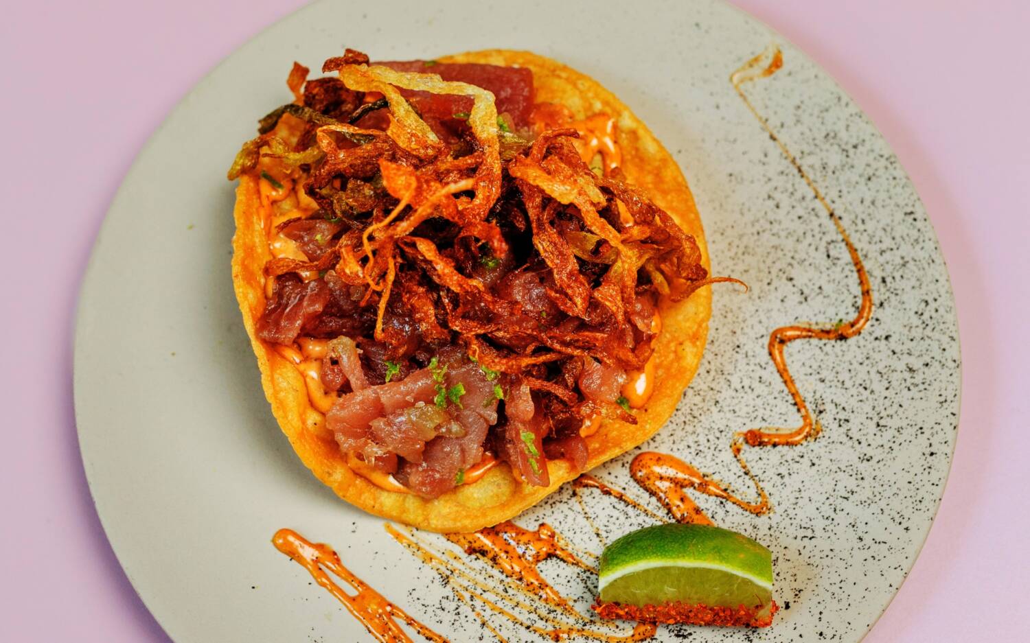 „Birria Tacos aus Rinderbrust und Rinderbäckchen in Chili Marinade, Zwiebeln, Koriander und Limette“ (das Bild dient nur zur Veranschaulichung) / ©Julia Schumacher