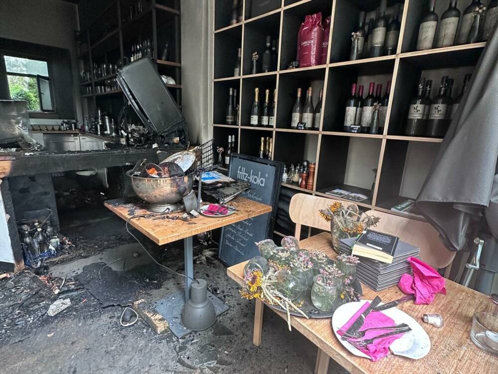 Blick in den vorderen Bereich des Café Marie: Die Theke und der Gastraum sind deutlich von Brandschäden gezeichnet / ©Georg Kratzer