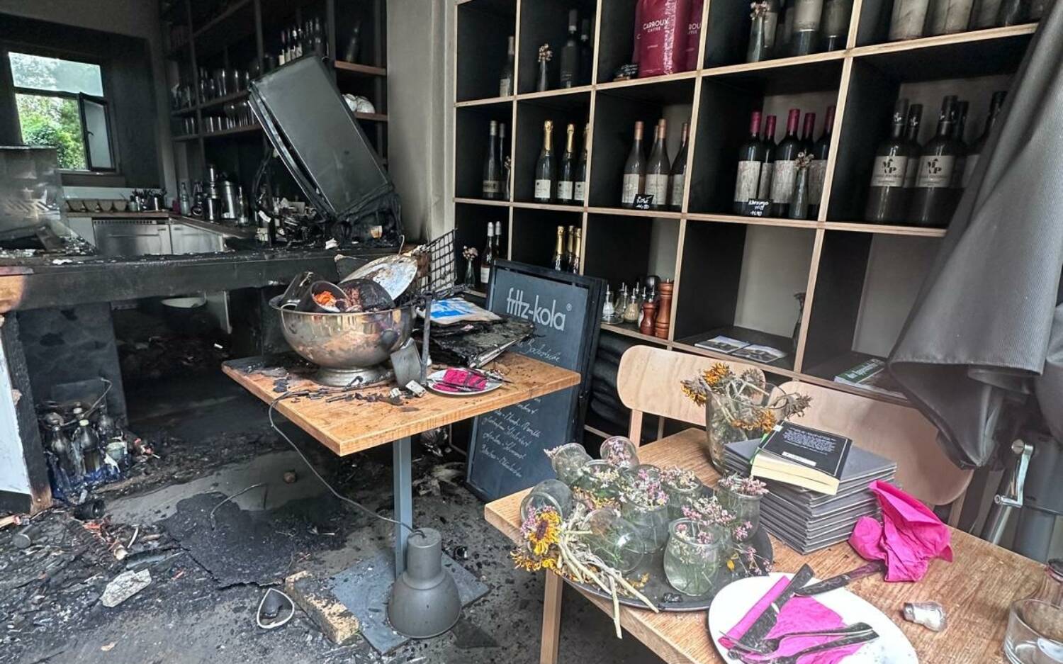 Blick in den vorderen Bereich des Café Marie: Die Theke und der Gastraum sind deutlich von Brandschäden gezeichnet / ©Georg Kratzer