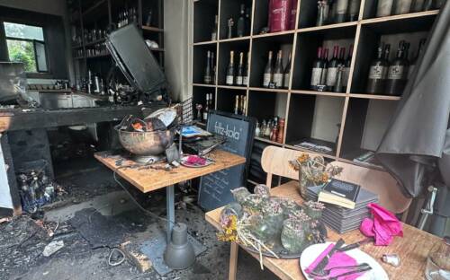 Blick in den vorderen Bereich des Café Marie: Die Theke und der Gastraum sind deutlich von Brandschäden gezeichnet / ©Georg Kratzer