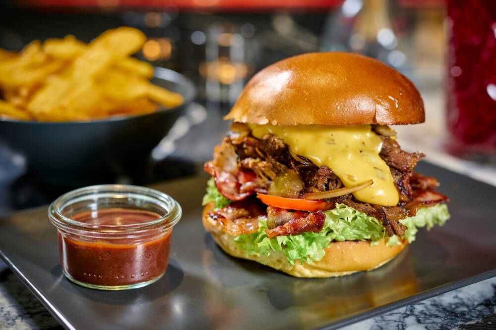 Burger, Fritten, Ketchup & Mayo – perfekt bei einem Besuch im Burger Village /©Marc Sill