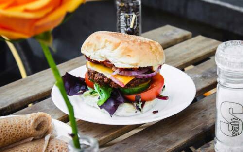 Burger oder Steaks? Beides gibt es im Rindock’s  / ©Unsplash/Louis Hansel @shotsoflouis