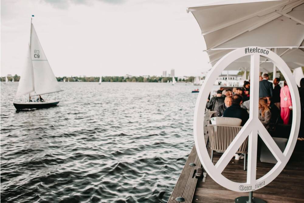 Das Coco Riviera bietet einen Panoramablick auf die Außenalster, Segelboote inklusive / ©Coco Riviera