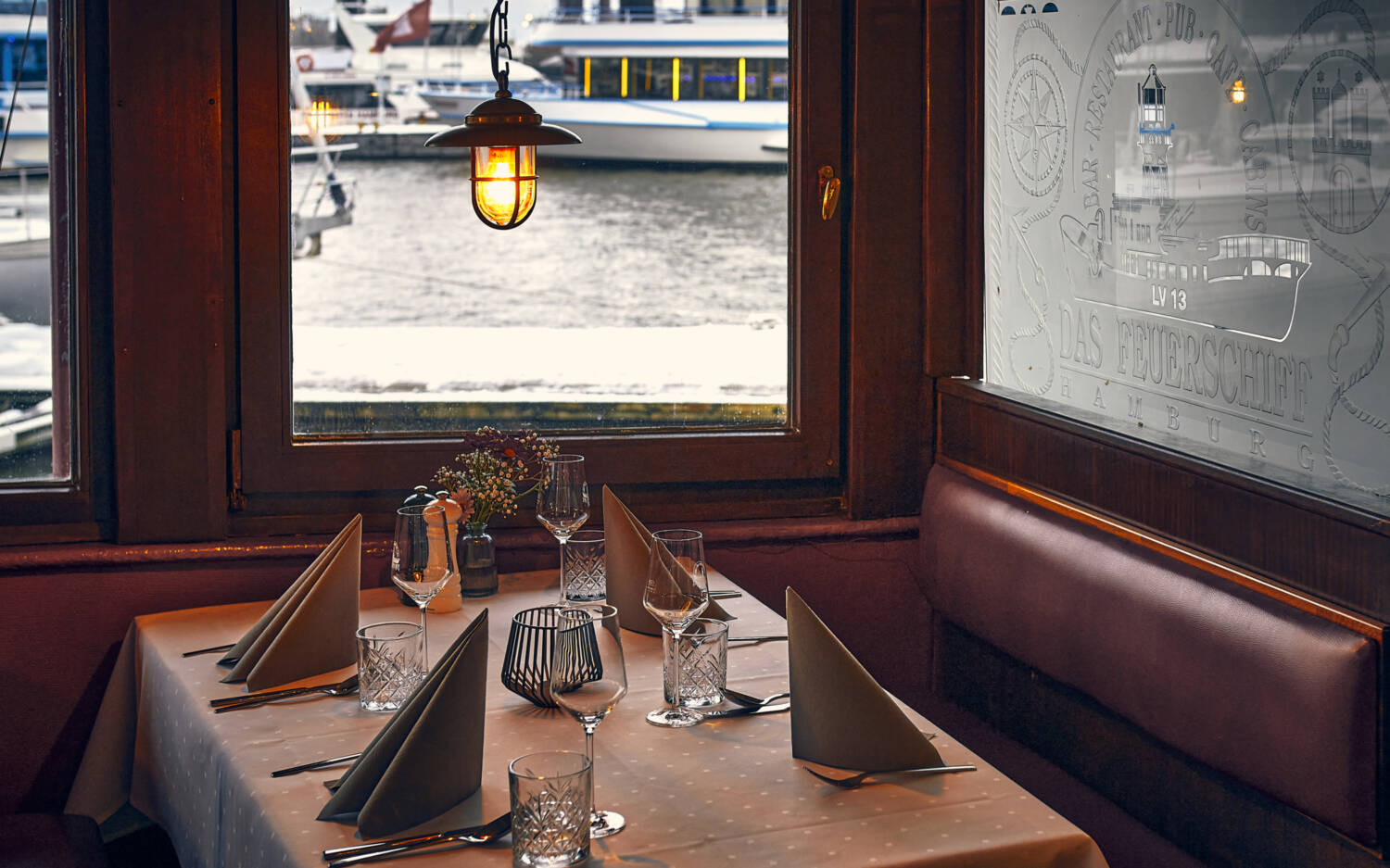 Das Feuerschiff liegt vor den Landungsbrücken und bietet maritime Klassiker und vieles mehr / ©Marc Sill