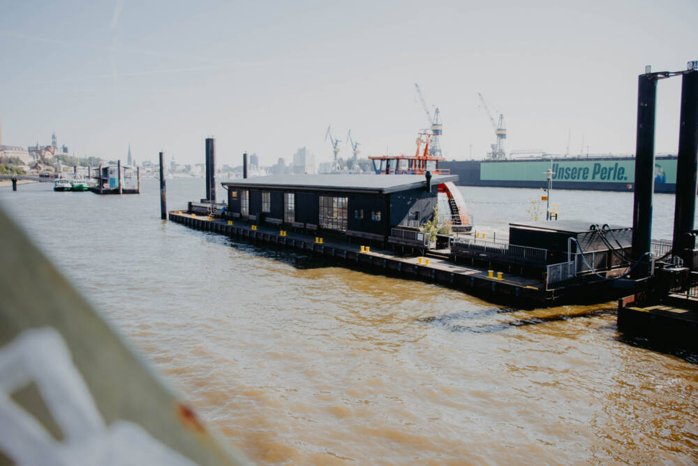 Das Liberté schunkelt, wenn eine der Elbfähren anlegt – Hamburg pur! / ©Johanna Zobel