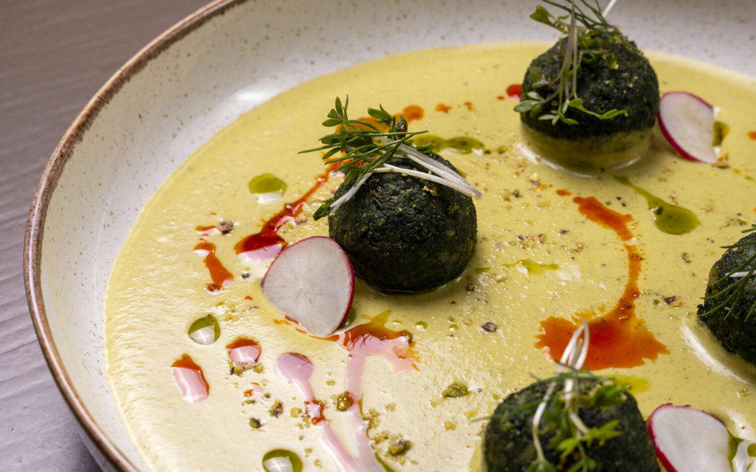 Dass das Küchenteam auch Gourmet kann, zeigen einige Gerichte / ©Cardamom