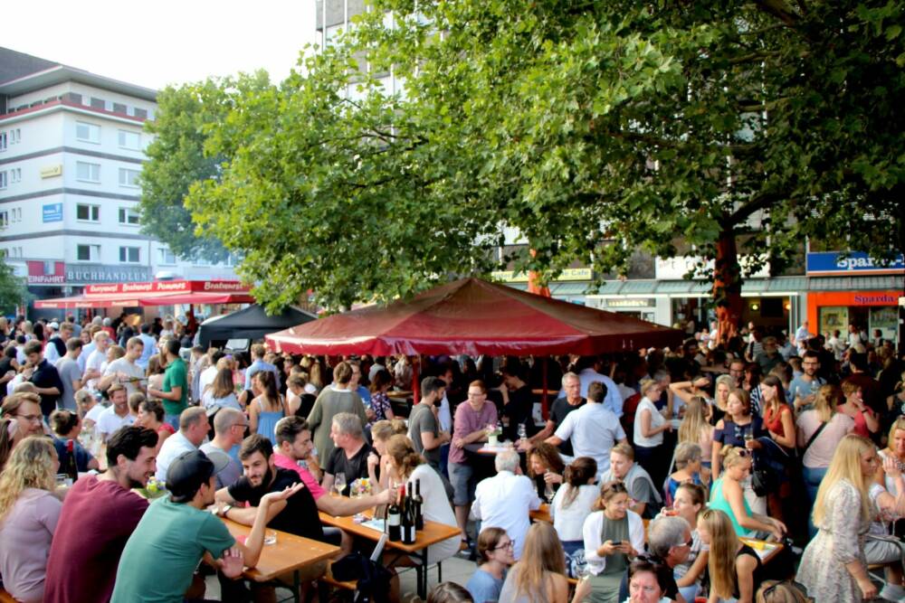 Der Baustelle zum Trotz: Auf dem Fanny-Mendelssohn-Platz in Eimsbüttel kann das Weinfest trotzdem stattfinden / ©Robin Eberhardt