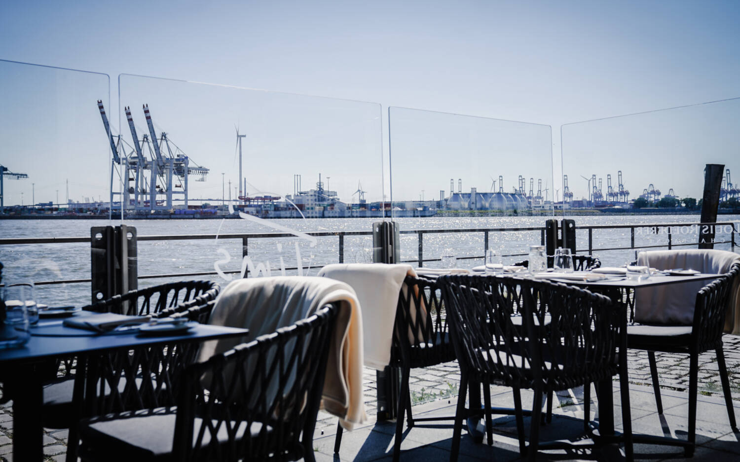 Die Elbe zu Füßen und die Hafenkräne im Blick: Willkommen in Tim’s Restaurant / ©Tims Restaurant GmbH & Co