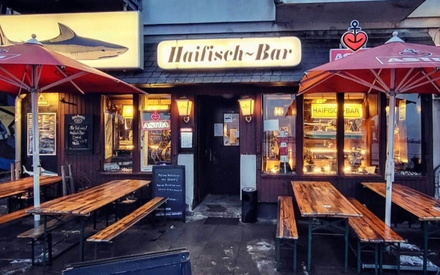 Die Haifischbar lockt mit schönem Blick auf die Elbe / ©Haifisch Bar