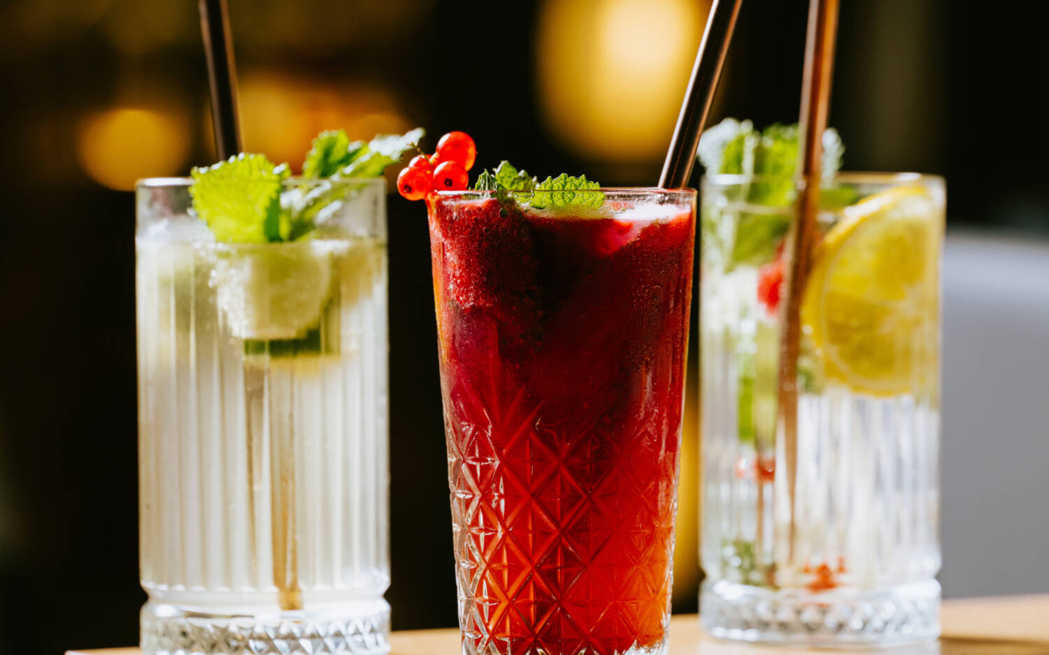                     Die sommerlichen Cocktails bilden die perfekte Begleitung zu den vielfältigen Speisen / ©District