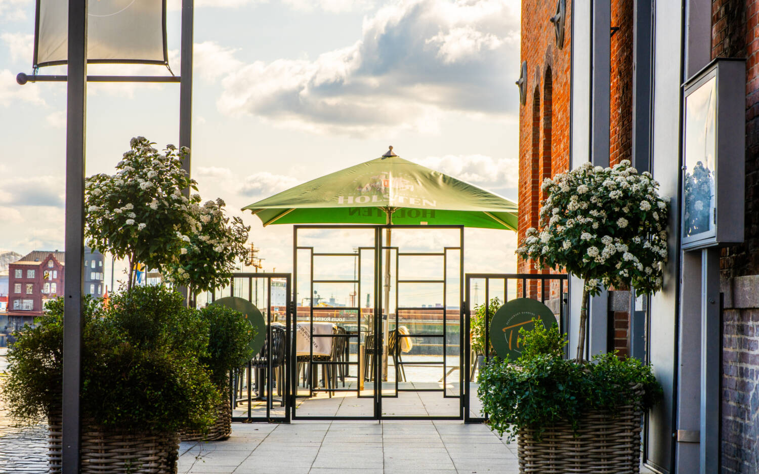 Direkt neben der Altonaer Fischauktionshalle befindet sich eine wunderschöne Terrasse an der Elbe / ©Tims Restaurant GmbH & Co