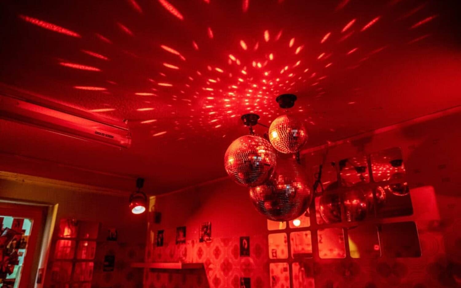 Discokugeln sorgen für eine besondere Atmosphäre ©Kleinraumsdisko
