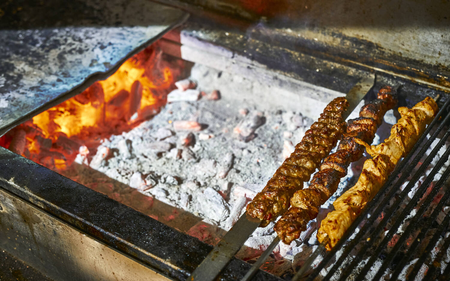 Durch den Holzkohlegrill erlangen die Spieße im Lades einen ganz besonderen Geschmack / ©Marc Sill