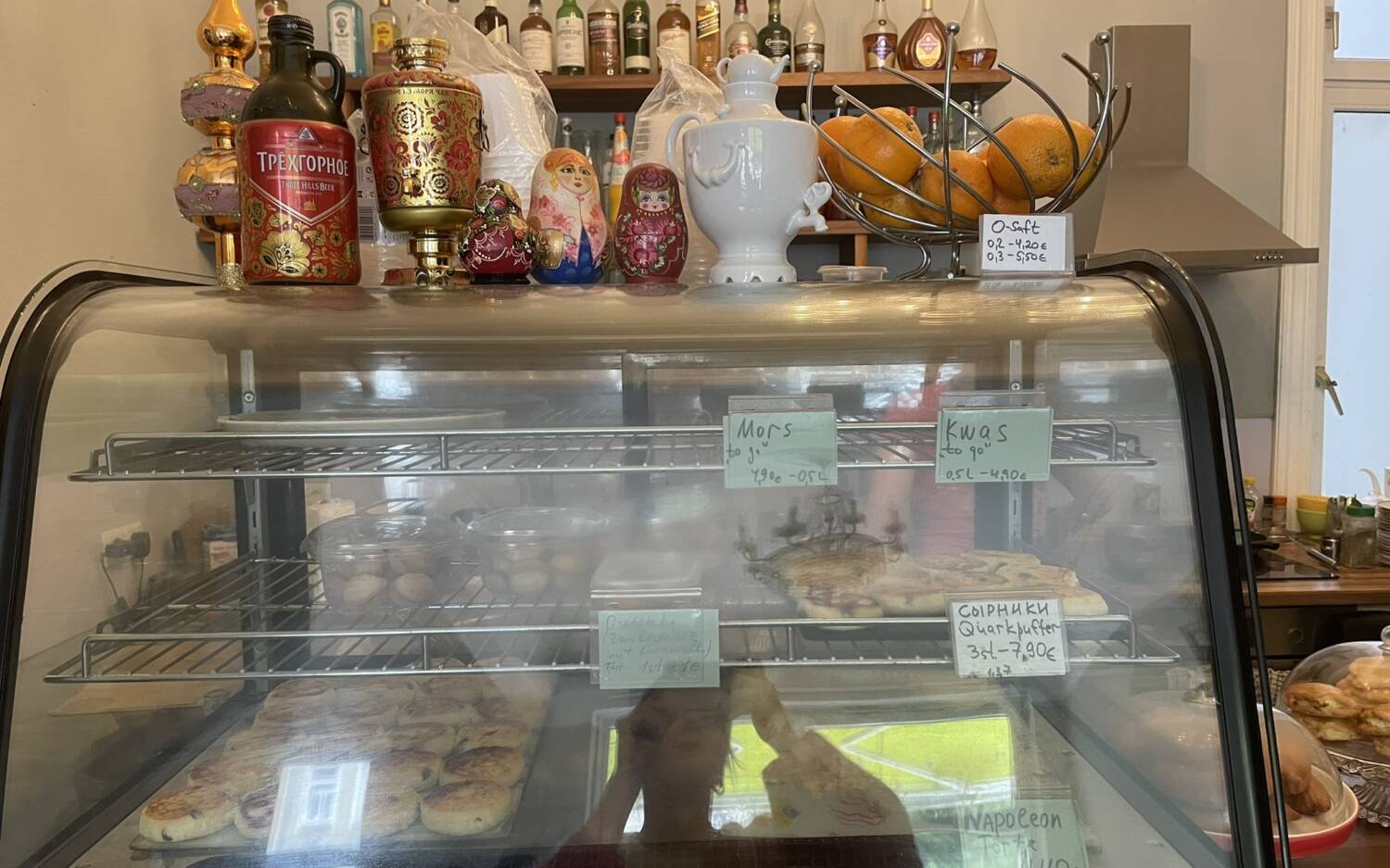 Ein Sammelsurium aus Flaschen, Gefäßen und Matrjoschkas verleiht dem Bistro einen ganz eigenen Charme / ©Alina Fedorova