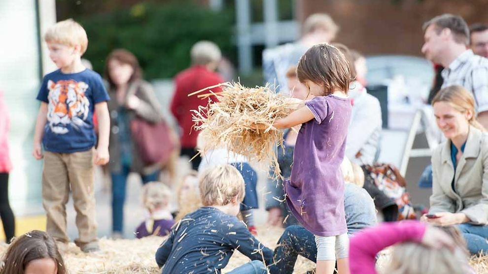 Ein vorgezogenes Erntedankfest: Auf dem Tibarg werden Weinfest und Bauernmarkt miteinander verbunden / ©Arbeitsgemeinschaft Tibarg e. V.