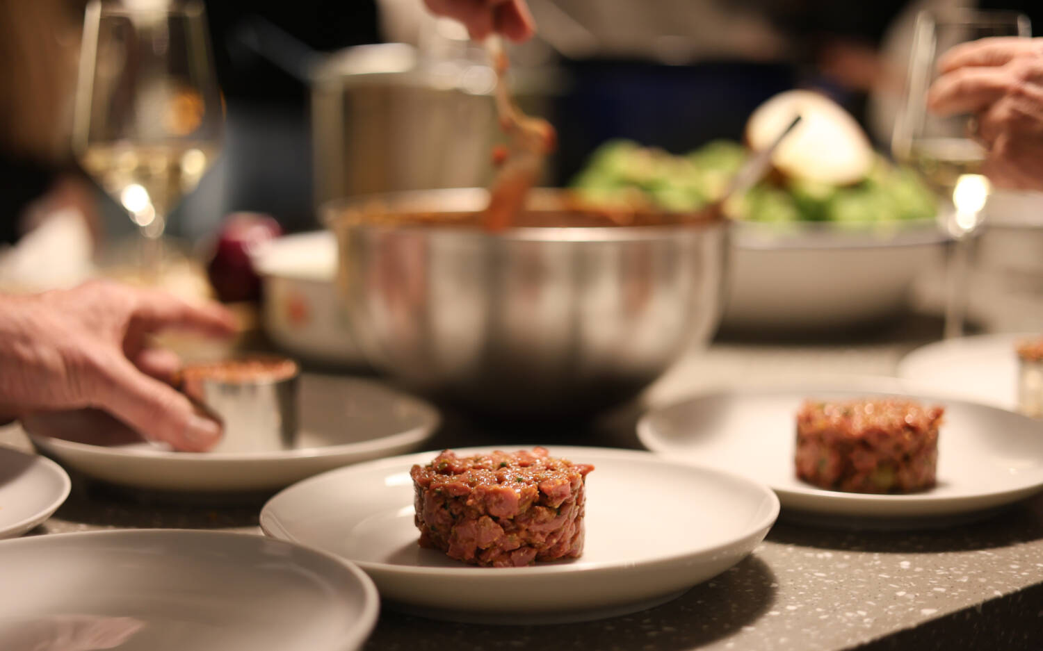 Elf Gerichte, unter anderem Tatar vom Grill Royal Hamburg, werden beim Testsieger-Food-Festival serviert / ©Johanna Zobel