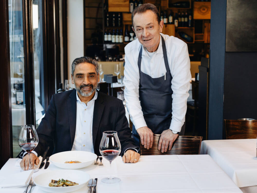 Entwickelte in 33 Jahren das Casa di Roma zu einem der angesagtesten Restaurants der Stadt: Inhaber Suman Kumar (l.) / ©Julia Schumacher