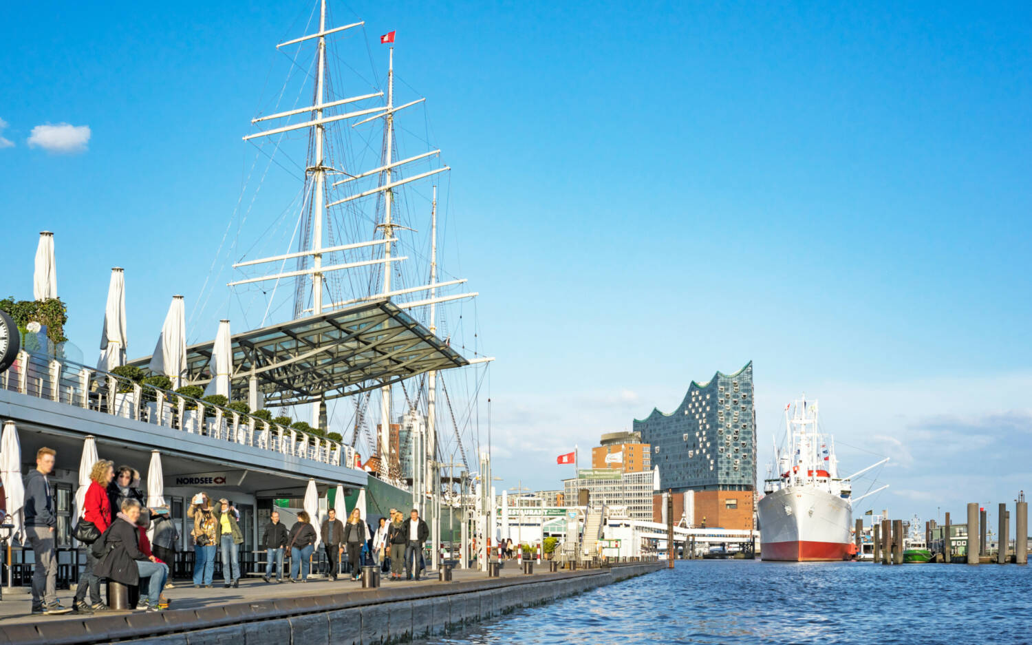 Erst ein Besuch an den Landungsbrücken, anschließend gemütlich einkehren: Hier kommen zehn Restaurants rund um die Landungsbrücken / ©Mediaserver Hamburg / ©Andreas Vallbracht