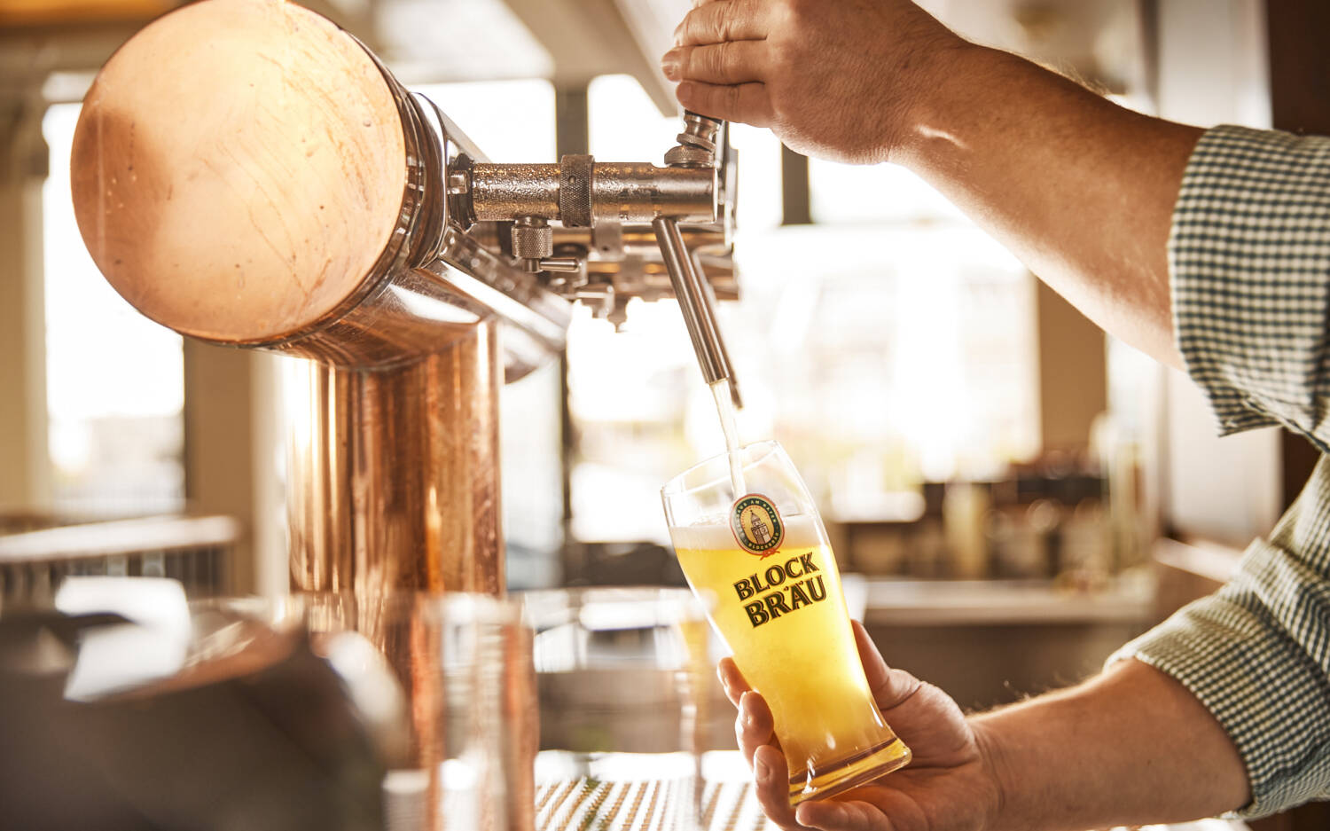 Frisch gezapftes Bier und deftige Küche: Das Blockbräu überzeugt Touris und Einheimische / ©Blockbräu