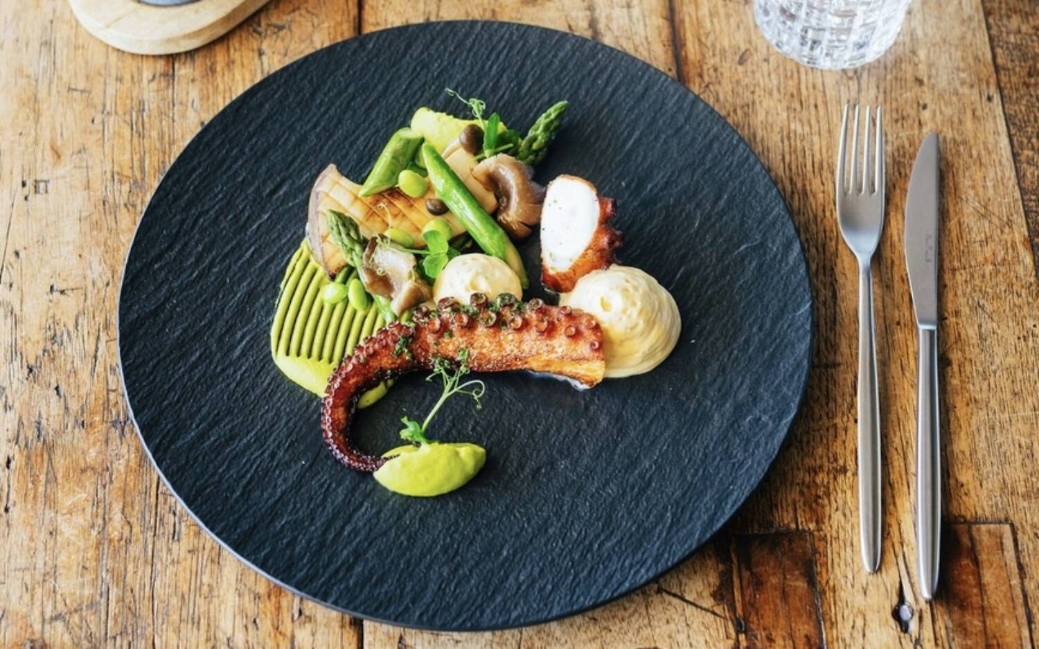 Frischer Fisch und kreative Seafood-Variationen kommen im Am Kai auf den Teller / ©Julia Schumacher