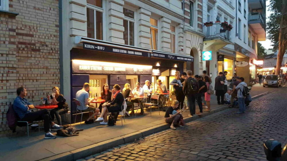 Für die duftenden Nudelsuppen stehen Ramen-Fans auch Schlange / ©Takumi Ramen-Station