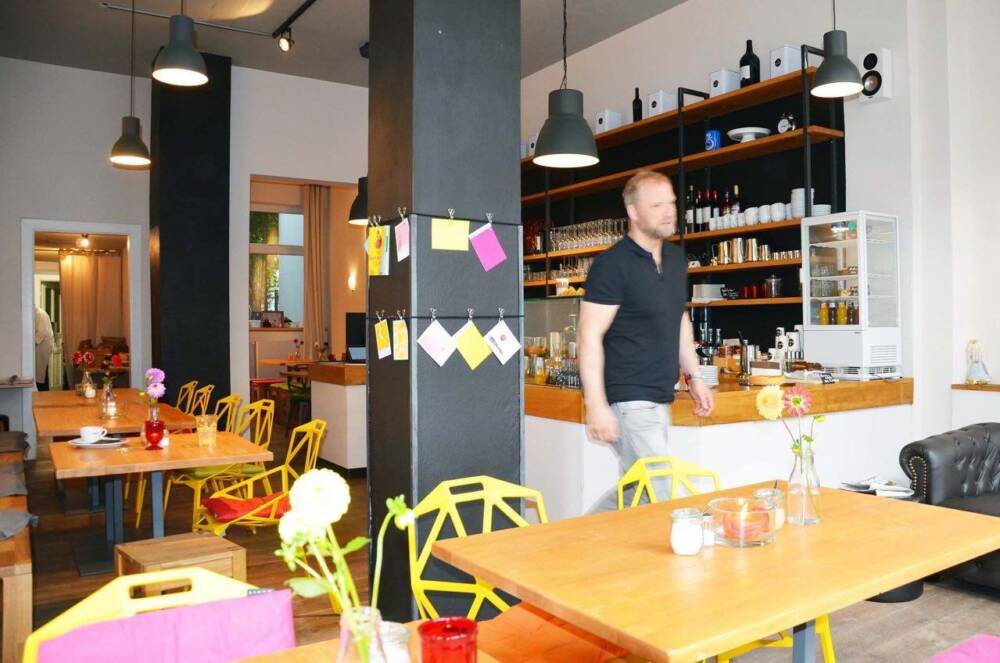 Gastraum des Cafés – ab November will Inhaber Georg wieder wie früher Gäste willkommen heißen / ©Karl, Günter und Marie