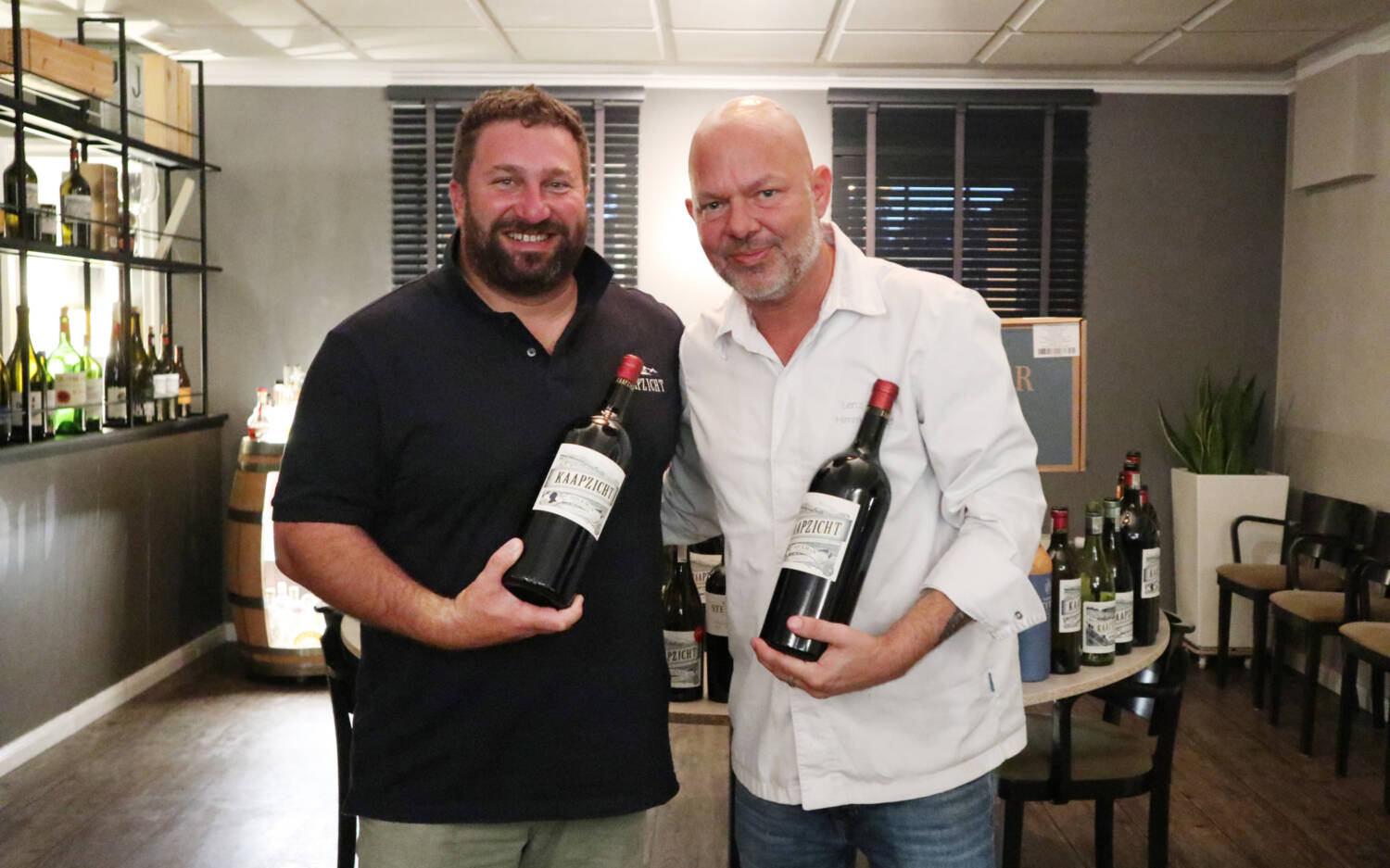 Gastronom Lenz Leslie Himmelheber (r.) brachte im Juni seinen Duckman Pinotage in Kooperation mit Winzer Danie Steytler (l.) vom Weingut Kaapzicht raus / ©Alina Fedorova
