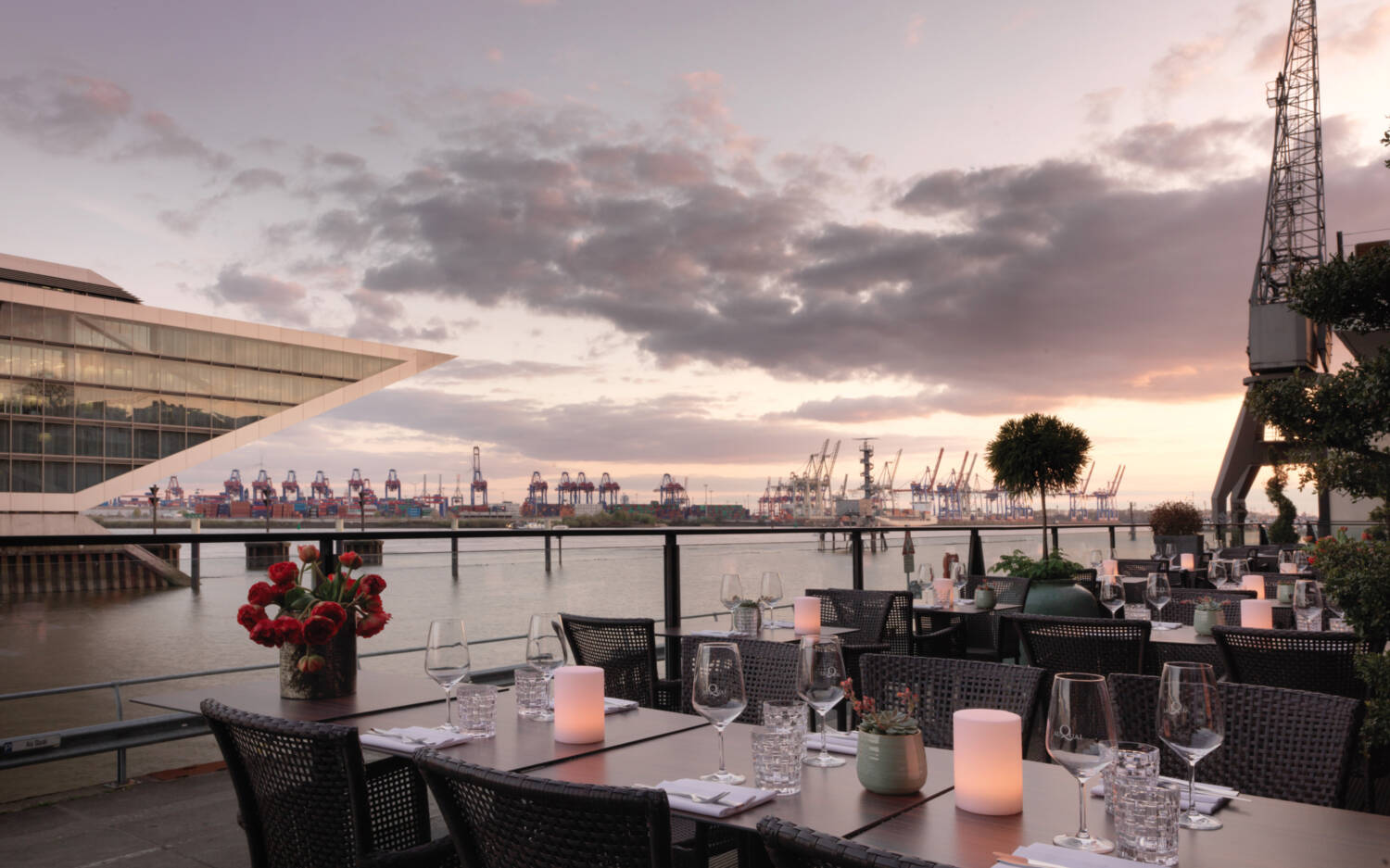 Grandiose Lage: Das Restaurant Am Kai besticht mit einer Terrasse mit Elb- und Hafenblick / ©Andreas Reimann