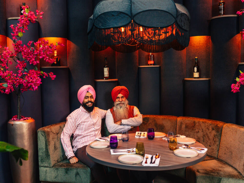 Gurbir und Dalbir Singh eröffneten 2023 das Cardamom, mittlerweile gibt es zwei Standorte in Hamburg/ ©Julia Schumacher 