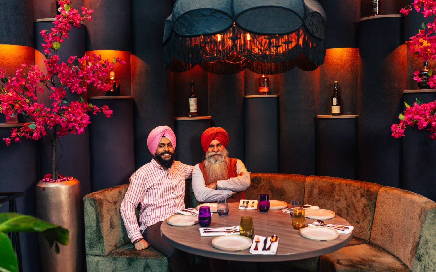 Gurbir und Dalbir Singh eröffneten 2023 das Cardamom, mittlerweile gibt es zwei Standorte in Hamburg/ ©Julia Schumacher 