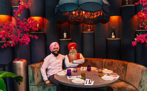 Gurbir und Dalbir Singh eröffneten 2023 das Cardamom, mittlerweile gibt es zwei Standorte in Hamburg/ ©Julia Schumacher 