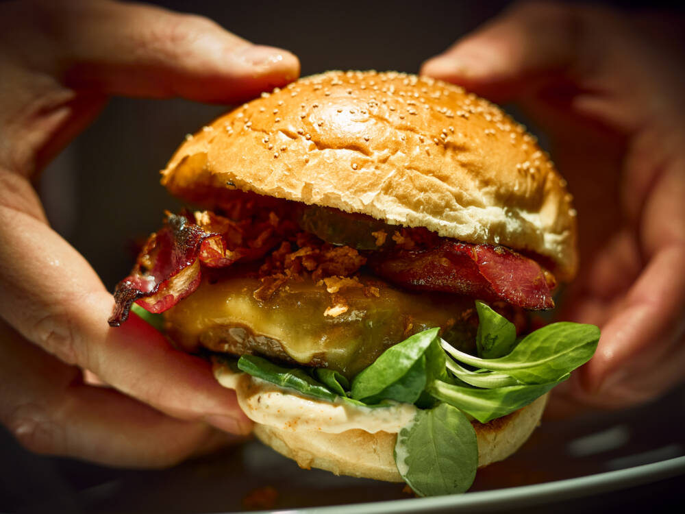 Hier kommt auf den Tisch, was erwartet wird: Auf die saftigen Burger bei Jim Block ist immer Verlass / ©Marc Sill
