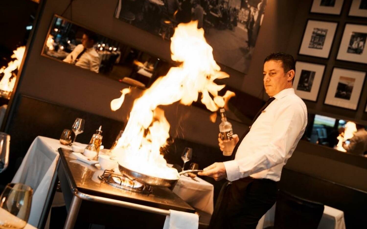            Im DaCaio geht es heiß her: Hier werden Speisen direkt vor dem Kunden auf dem mobilen Gasherd flambiert / ©The George Hotel Hamburg