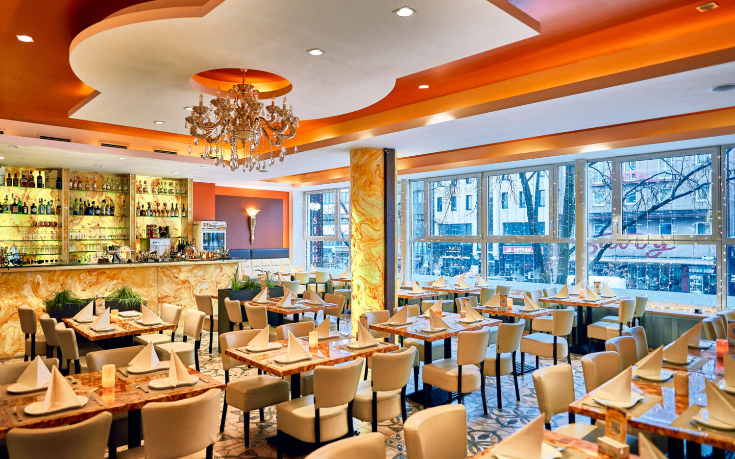 Im großen Speisesaal des Singh Indian Restaurant kann es zwar mal lauter werden, dafür eignet er sich aber perfekt für lange Tafeln / ©