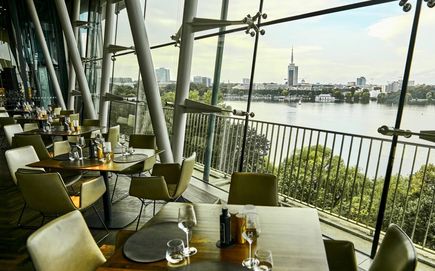 Im Heritage kann neben dem Essen auch der Blick über die wunderschöne Alster genossen werden / ©Marc Sill