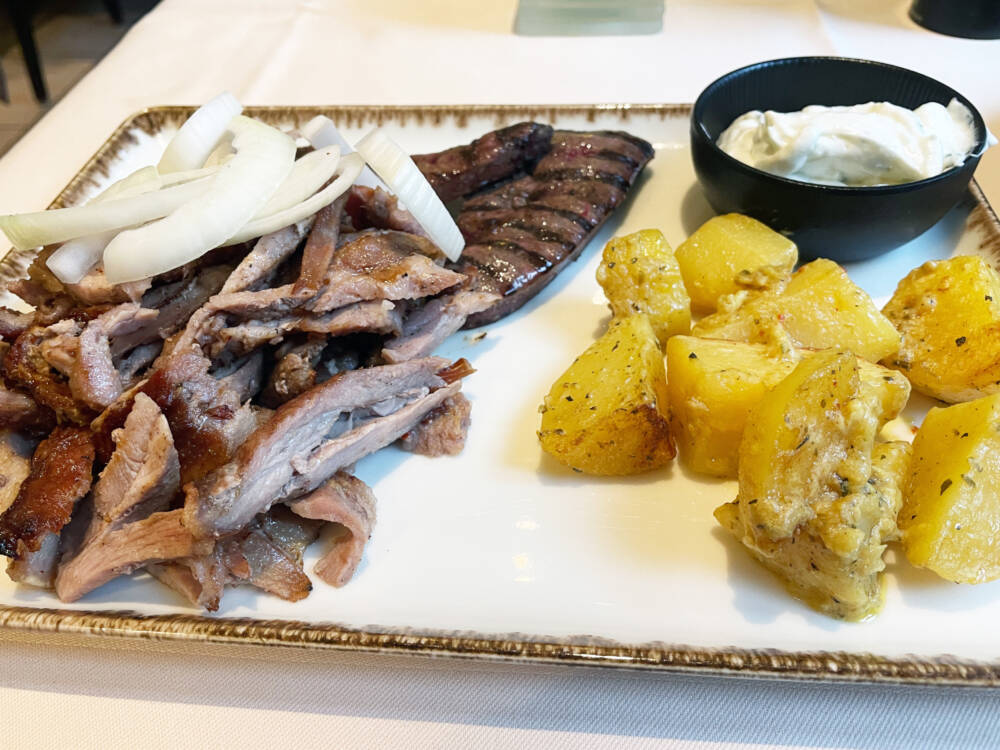 Im Minas wird das Gyros auf den Punkt gebraten serviert: innen zart, außen leicht knusprig angebraten / ©Michael Hein