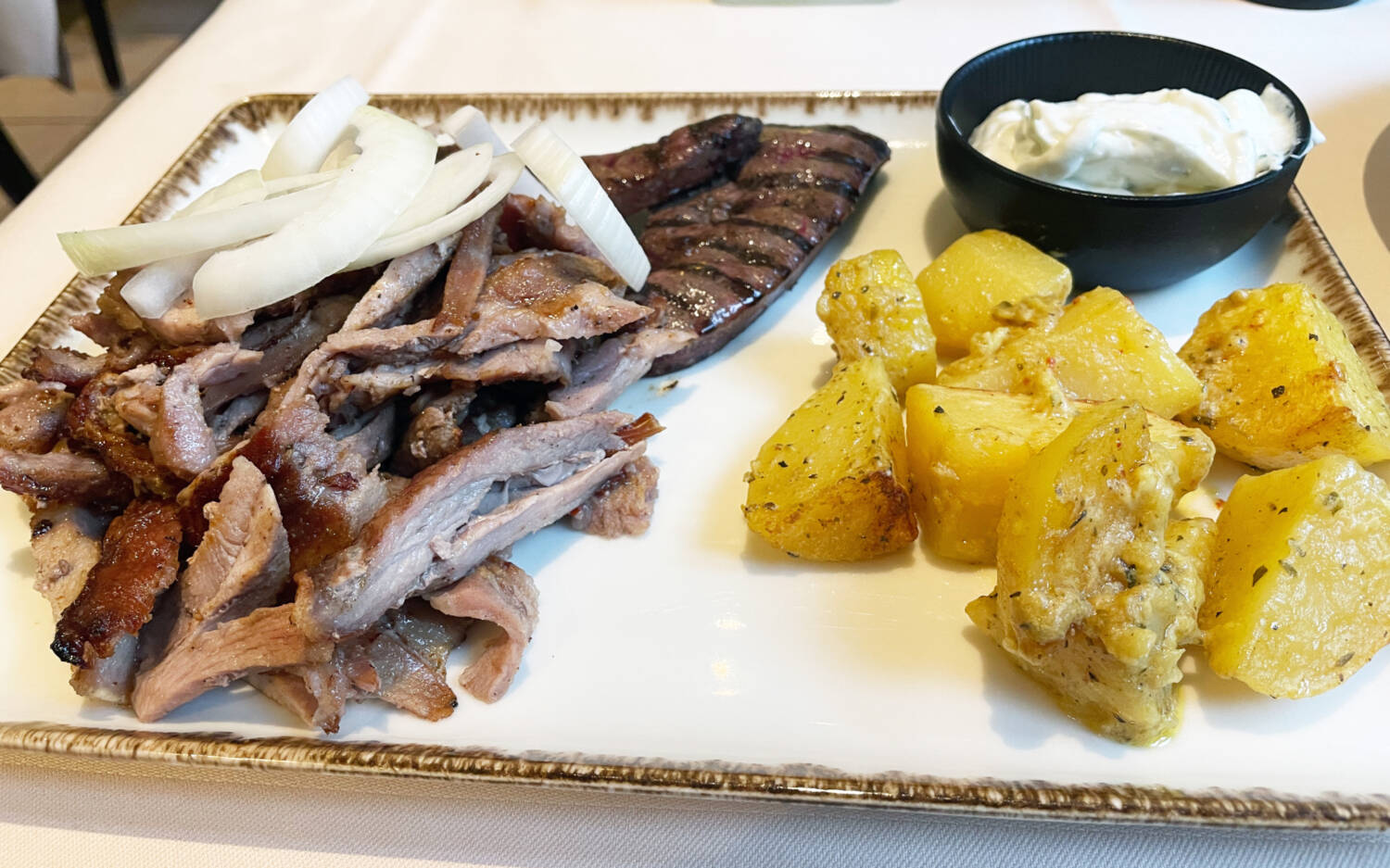Im Minas wird das Gyros auf den Punkt gebraten serviert: innen zart, außen leicht knusprig angebraten / ©Michael Hein