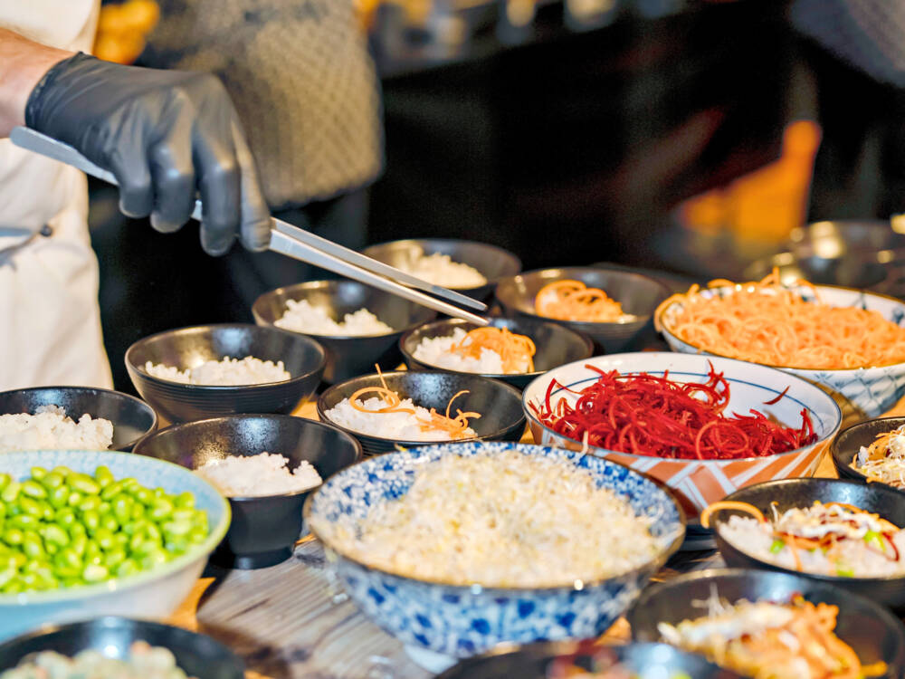Kleine Häppchen von Hamburgs Besten: Beim Testsieger-Food-Festival kochen die Testsieger des Genuss-Michel 2025 / ©Sven Schomburg