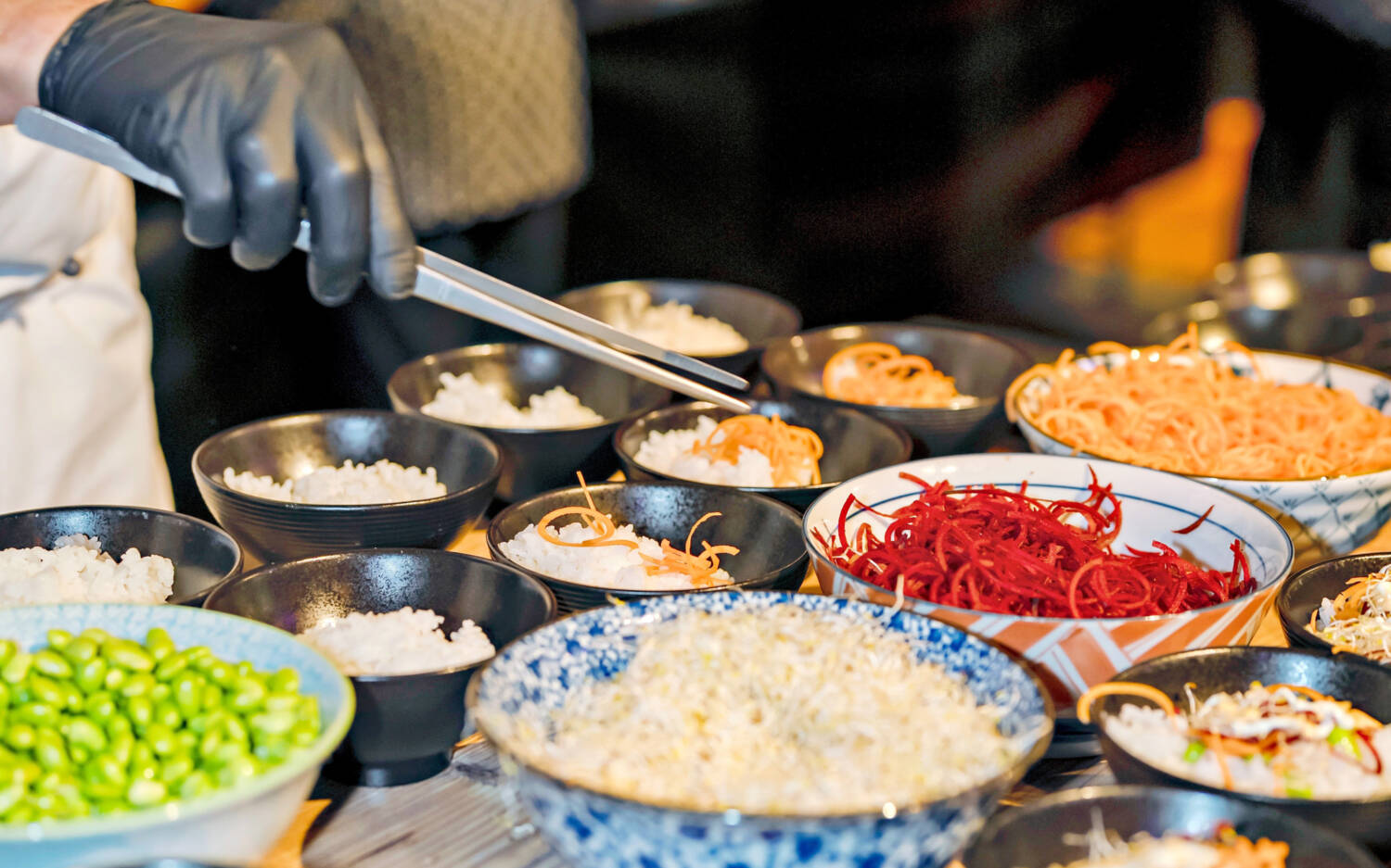 Kleine Häppchen von Hamburgs Besten: Beim Testsieger-Food-Festival kochen die Testsieger des Genuss-Michel 2025 / ©Sven Schomburg