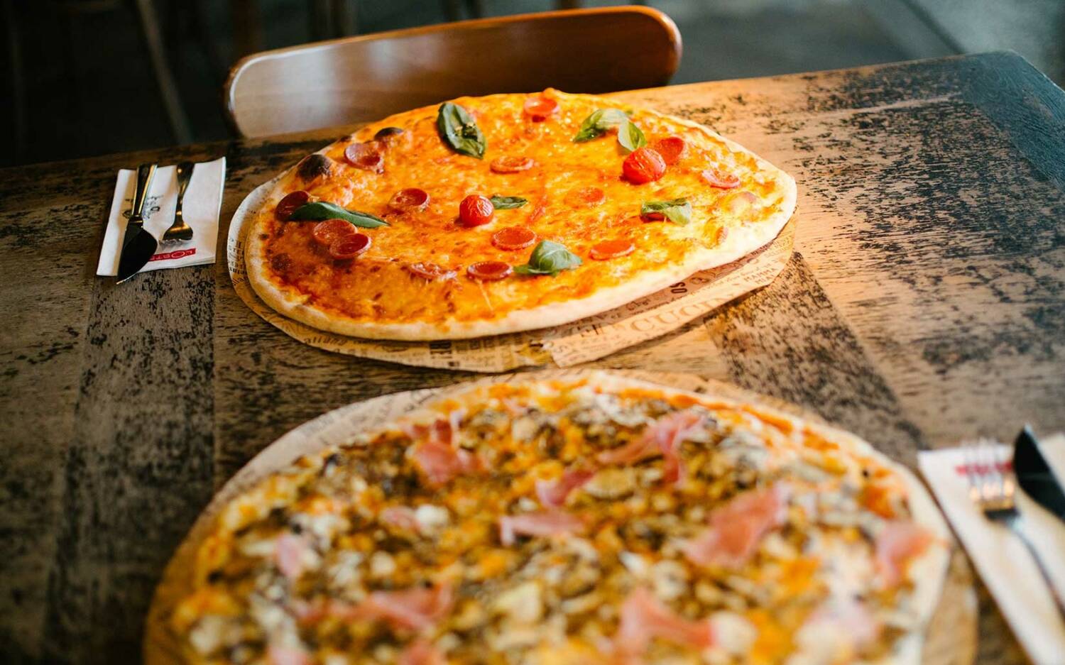 Knusprig, hauchdünn und saftig belegt: Pizza in der L’Osteria an der Bleichenbrücke / ©David Strüning