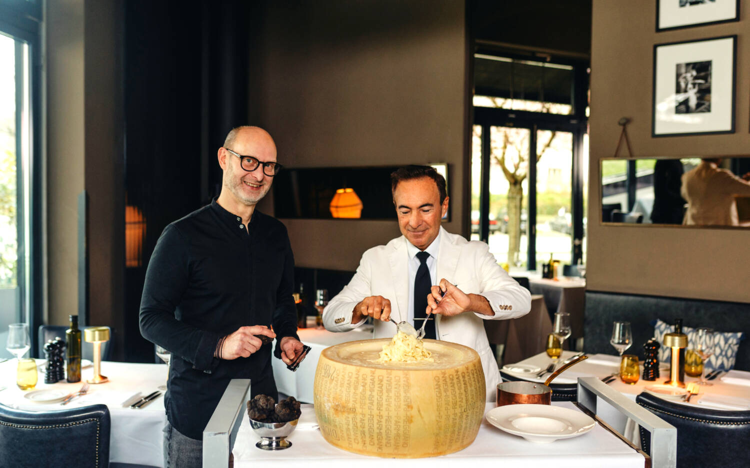 Küchenchef Holger Schweizer (l.) und sein Team erfinden sich immer wieder neu, um die hohe Qualität Tag für Tag liefern zu können / ©Julia Schumacher