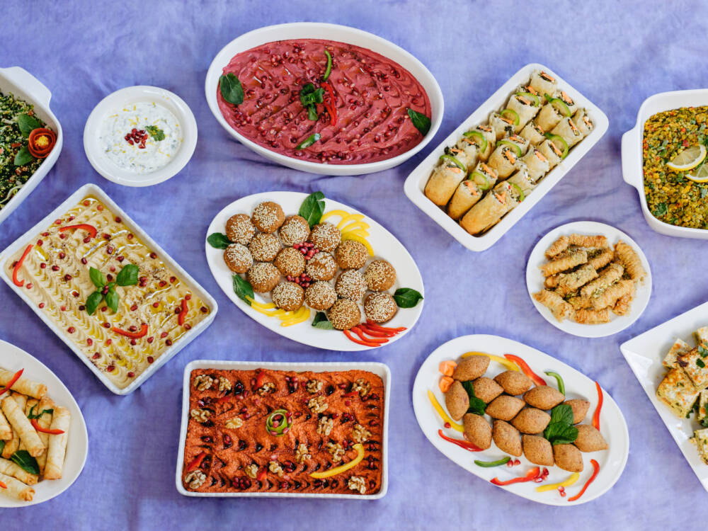 Kunterbunte Vielfalt: Das Catering-Unternehmen Chickpeace bereitet für das Testsieger-Food-Festival gleich zwei Desserts zu / ©Julia Schumacher