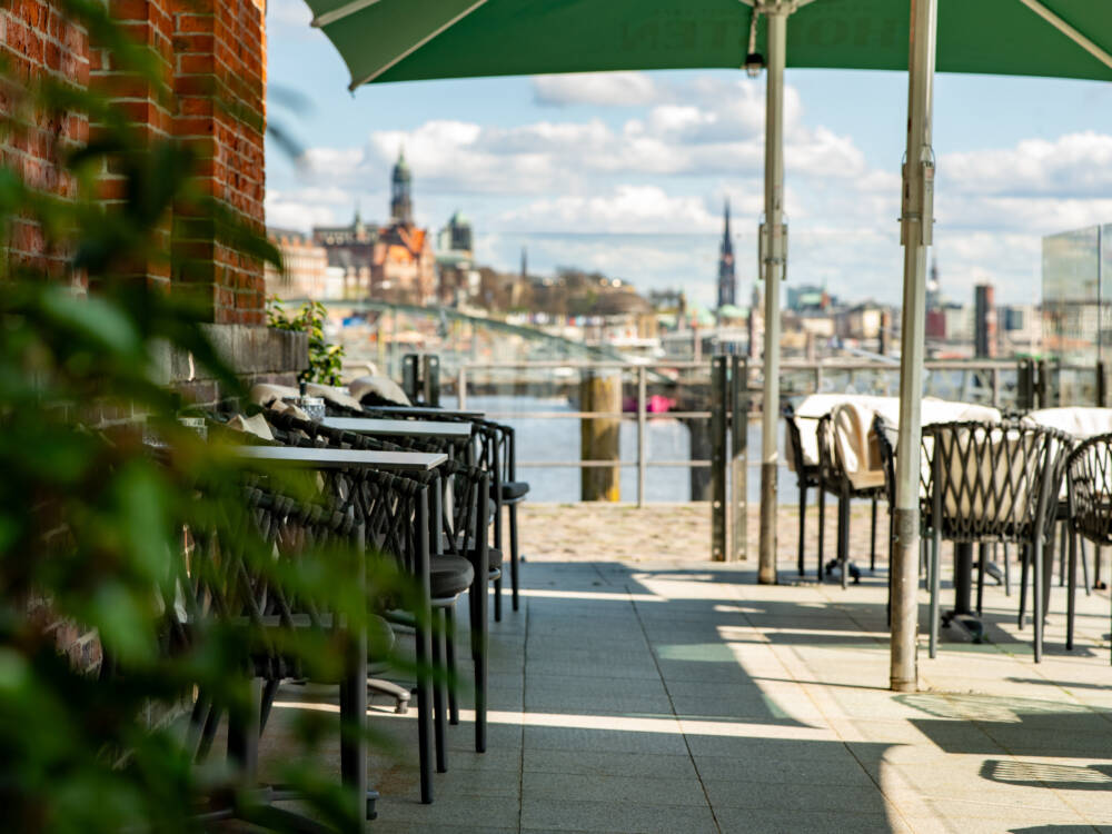 Laue Sommerabende an der Elbe: Eine tolle Außengastronomie in Altona hat Tim’s Restaurant / ©Tims Restaurant GmbH & Co