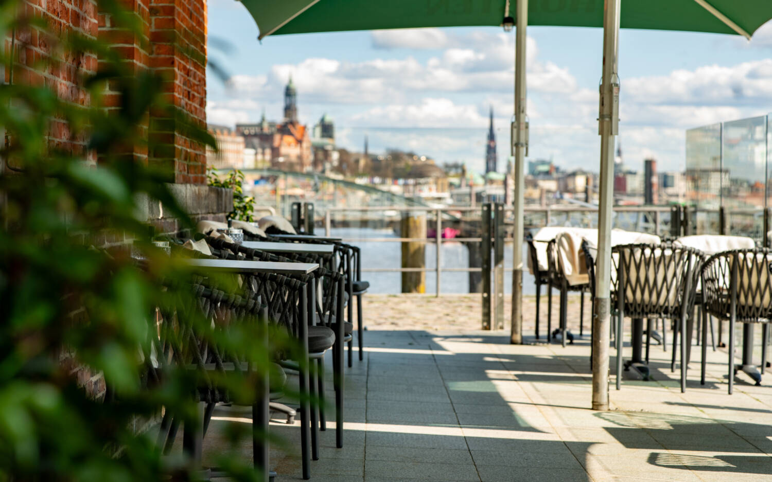 Laue Sommerabende an der Elbe: Eine tolle Außengastronomie in Altona hat Tim’s Restaurant / ©Tims Restaurant GmbH & Co