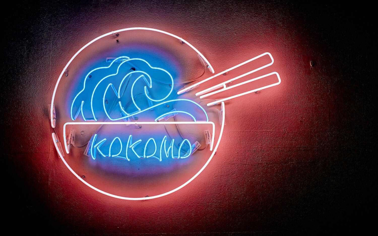 Leuchtlogo des Kokomo Noodle Club auf St. Pauli / ©Marc Sill