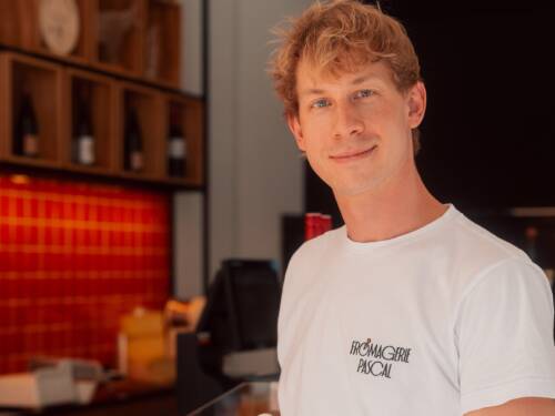 Mit zehn Jahren beginnt Pascal Eggers’ Liebe zum Käse in der Hofkäserei Backensholz / ©Andreas Behr