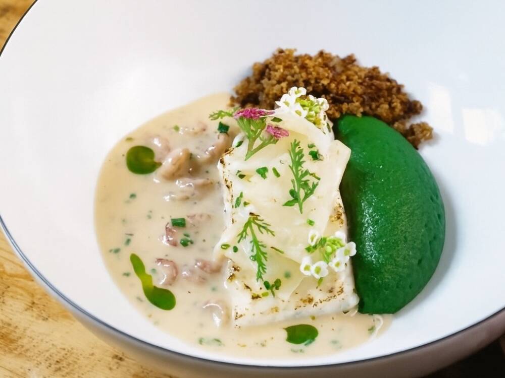 „pochierter, qualitativ hochwertiger Steinbutt mit leichter Beurre blanc, Krabbe und Kohlrabi“ / ©Esad Kodaman
